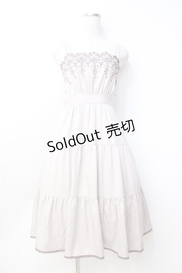 画像1: axes femme POETIQUE / スカラップ刺繍キャミワンピース  グレージュ Y-25-09-25-102-AX-OP-SZ-ZY (1)