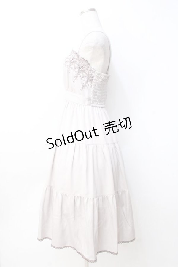 画像2: axes femme POETIQUE / スカラップ刺繍キャミワンピース  グレージュ Y-25-09-25-102-AX-OP-SZ-ZY (2)