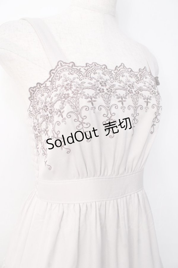 画像4: axes femme POETIQUE / スカラップ刺繍キャミワンピース  グレージュ Y-25-09-25-102-AX-OP-SZ-ZY (4)