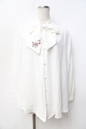 画像: axes femme / 刺繍入りリボンロングブラウス  白 Y-25-09-25-025-AX-BL-SZ-ZI