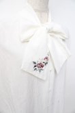 画像3: axes femme / 刺繍入りリボンロングブラウス  白 Y-25-09-25-025-AX-BL-SZ-ZI (3)