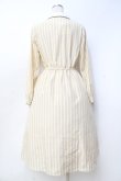 画像2: F i.n.t / クレリックストライプシャツワンピース/ポムポムプリン F ベージュ Y-25-09-29-142-CA-OP-SZ-ZY (2)