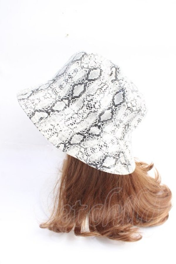 画像2: Jamieエーエヌケー / パイソン柄バケットハット  白 Y-25-10-03-040-LO-AC-SZ-ZT-K016 (2)