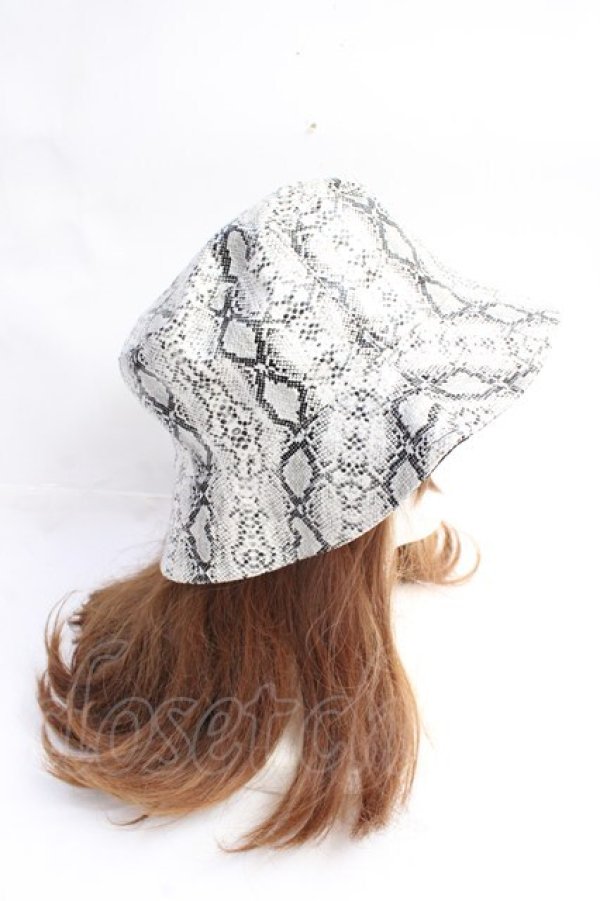 画像4: Jamieエーエヌケー / パイソン柄バケットハット  白 Y-25-10-03-040-LO-AC-SZ-ZT-K016 (4)
