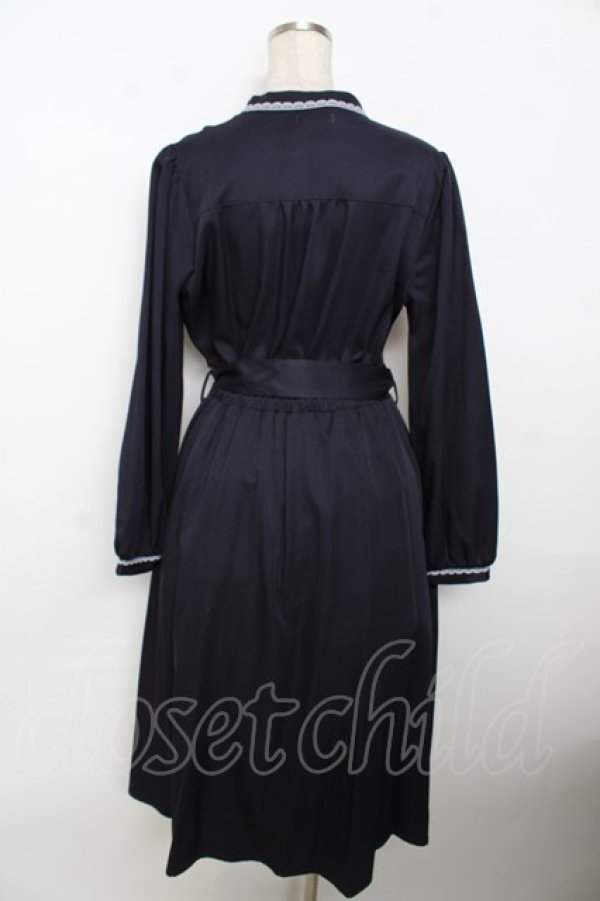 画像2: axes femme / 裾刺繍ナポレオン風ワンピース F 紺 Y-25-10-03-107-AX-OP-SZ-ZI (2)
