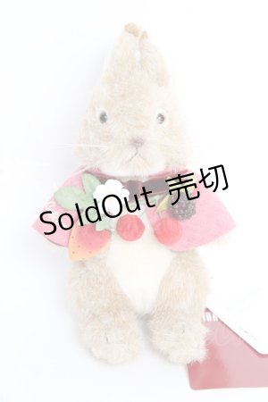 画像: PINK HOUSE / PETER RABBIT Cherry Berry Rabbits　ブローチ  赤 Y-25-10-10-001-LO-TO-SZ-ZY
