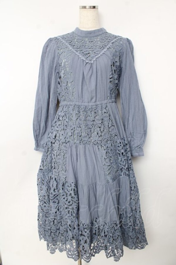 画像1: axes femme Nostalgic / 総レースパッチワークワンピース F ブルー Y-25-10-13-098-LO-OP-SZ-ZI (1)