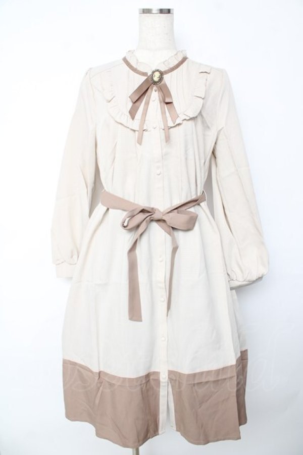 画像1: axes femme / ブローチ付バイカラーワンピース M ベージュ Y-25-10-16-134-AX-OP-SZ-ZI (1)