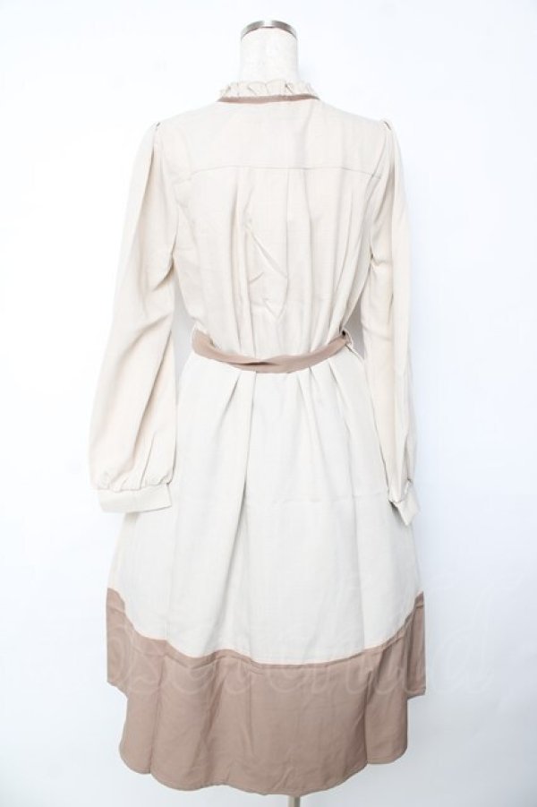 画像2: axes femme / ブローチ付バイカラーワンピース M ベージュ Y-25-10-16-134-AX-OP-SZ-ZI (2)