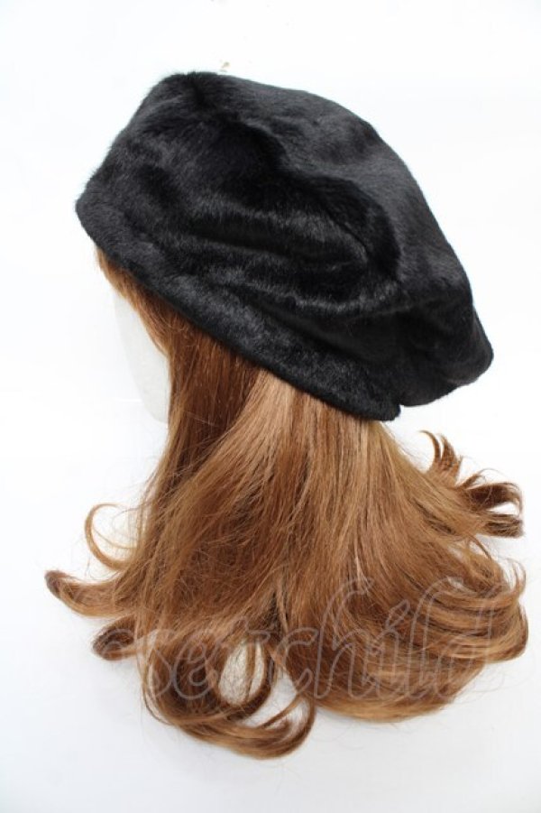 画像2: axes femme / ローズブローチ付きファーベレー 57.5cm 黒 Y-25-10-18-046-AX-AC-SZ-ZY (2)