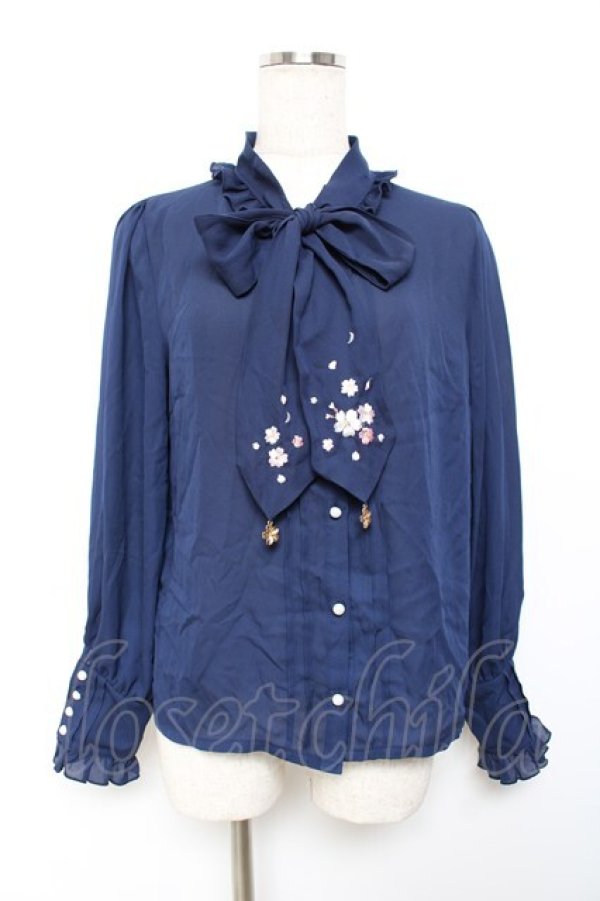 画像1: axes femme / サクラ刺繍リボンブラウス F 紺 Y-25-10-18-064-AX-BL-SZ-ZI (1)