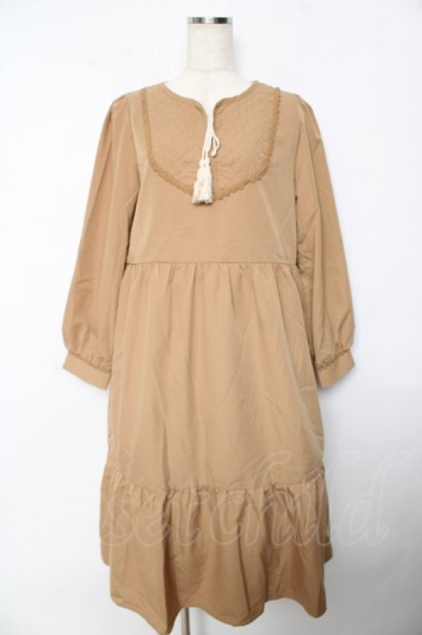画像1: axes femme / キルティングブロッキングワンピース F キャメル Y-25-10-18-172-AX-OP-SZ-ZI (1)