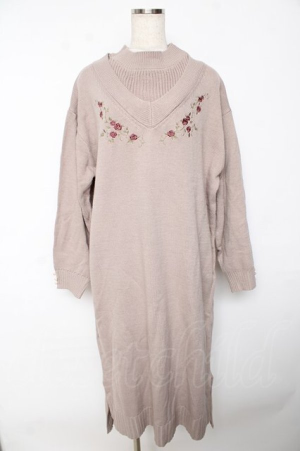 画像1: axes femme / 刺繍入りレイヤード風ニットワンピース M ベージュ Y-25-10-18-175-AX-OP-SZ-ZY (1)