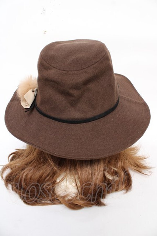 画像3: axes femme / ファーリボン付つば広帽 57.5cm 茶 Y-25-10-18-044-AX-AC-SZ-ZY (3)