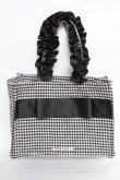 画像1: Maison de FLEUR / 千鳥格子 フリルハンドルトートSバッグ F 黒 Y-25-10-28-045-LO-BG-SZ-ZT501 (1)