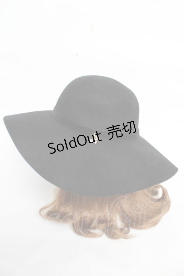 画像2: 【SALE】axes femme / 蝶チャーム付キャペリンハット  黒 Y-25-10-28-049-AX-AC-SZ-ZT-K025 (2)