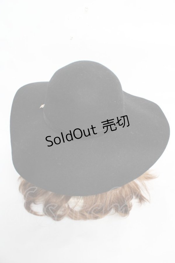 画像3: 【SALE】axes femme / 蝶チャーム付キャペリンハット  黒 Y-25-10-28-049-AX-AC-SZ-ZT-K025 (3)