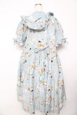 画像2: PINK HOUSE / クッキーラビッツプリントフード付きミディワンピース F サックス Y-25-10-31-067-LO-OP-AS-ZY (2)