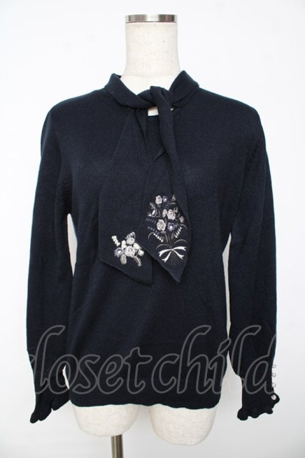 画像1: axes femme / フラワー刺繍ボウタイニット  紺 Y-25-11-01-048-AX-TO-AS-ZY (1)