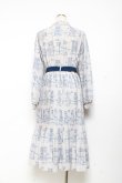 画像2: axes femme / 扉と街灯柄ワンピース F サックス Y-25-11-05-126-AX-OP-SZ-ZI (2)