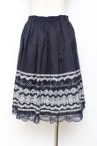 画像2: axes femme / レースプリントスカート  紺 Y-25-11-15-127-AX-SK-SZ-ZY (2)