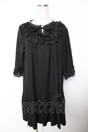 画像: axes femme POETIQUE / ヨークレース使いプリーツワンピース  黒 Y-25-11-26-156-AX-OP-SZ-ZY