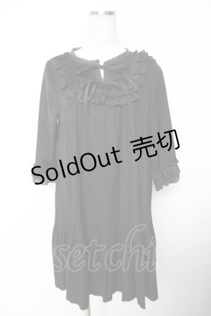 画像: axes femme POETIQUE / ヨークレース使いプリーツワンピース  黒 Y-25-11-26-156-AX-OP-SZ-ZY