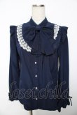 画像1: axes femme Kawaii / リボンブローチ付肩フリルブラウス M 紺 Y-25-11-30-057-AX-BL-SZ-ZY (1)