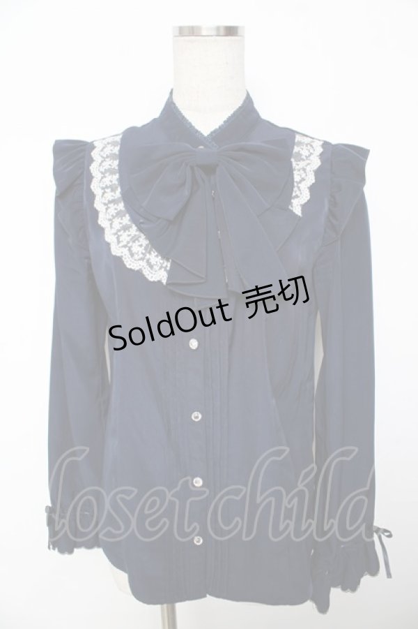 画像1: axes femme Kawaii / リボンブローチ付肩フリルブラウス M 紺 Y-25-11-30-057-AX-BL-SZ-ZY (1)