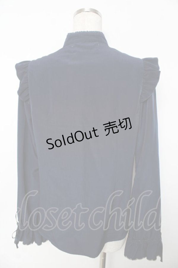 画像2: axes femme Kawaii / リボンブローチ付肩フリルブラウス M 紺 Y-25-11-30-057-AX-BL-SZ-ZY (2)