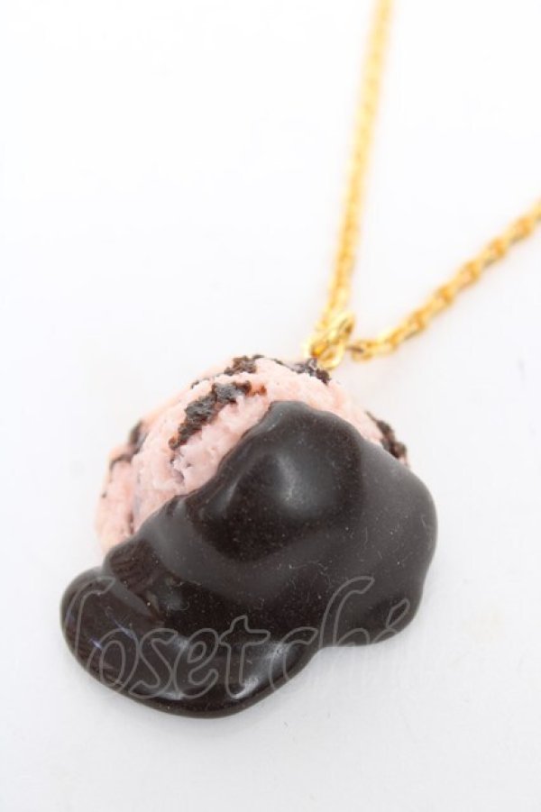画像1: Q-pot. / 【原宿店限定】Sauced Strawberry Chocolate Ice Cream ネックレス  ストロベリー Y-25-12-04-007-QP-AC-SZ-ZY (1)