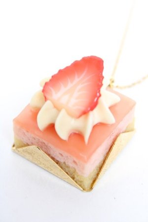 画像: Q-pot. / 伊勢丹限定/ストロベリープチケーキネックレス  ストロベリー Y-25-12-04-010-QP-AC-SZ-ZY