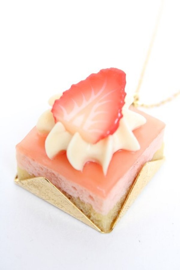 画像1: Q-pot. / 伊勢丹限定/ストロベリープチケーキネックレス  ストロベリー Y-25-12-04-010-QP-AC-SZ-ZY (1)