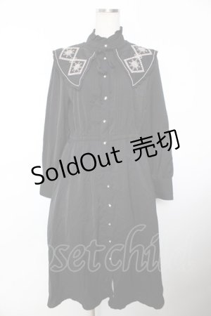 画像: axes femme / 刺繍襟ワンピース F 黒 Y-25-12-04-126-AX-OP-SZ-ZI