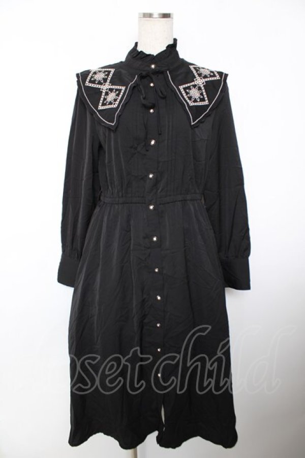 画像1: axes femme / 刺繍襟ワンピース F 黒 Y-25-12-04-126-AX-OP-SZ-ZY (1)