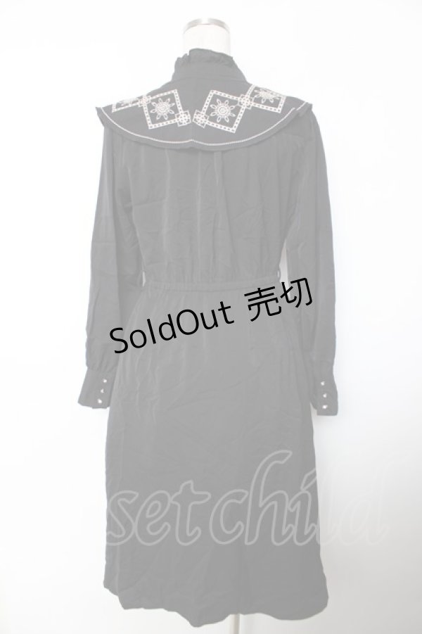 画像2: axes femme / 刺繍襟ワンピース F 黒 Y-25-12-04-126-AX-OP-SZ-ZI (2)