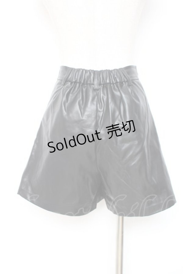 画像2: Fickle Bebe / フェイクレザーショートパンツ  黒 Y-25-12-05-166-0-PA-SZ-ZY (2)