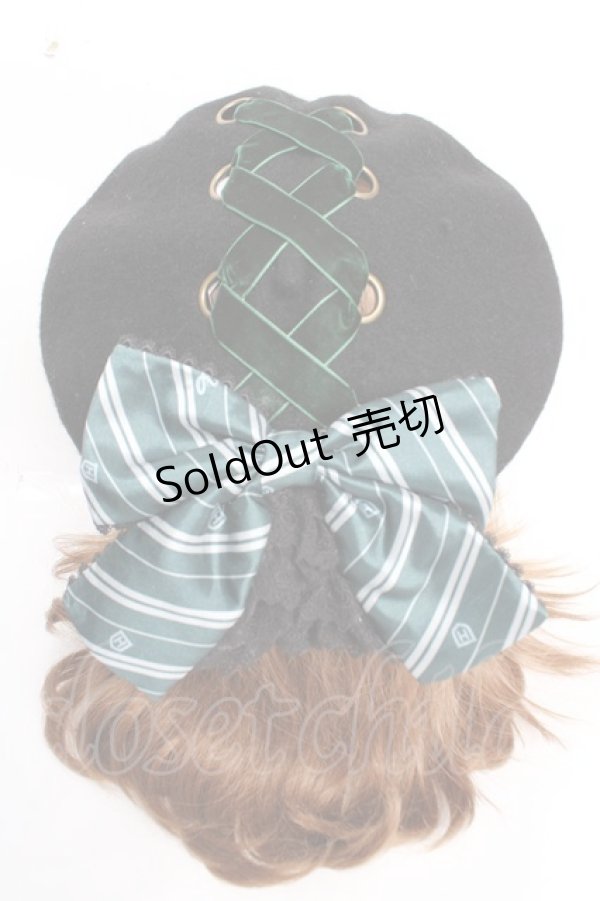 画像1: ATELIER PIERROT / ハリー・ポッター リボンブローチ付きレースアップベレー帽  スリザリン（グリーン） Y-25-12-05-033-EL-AC-KB-ZY (1)