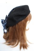 画像4: ATELIER PIERROT / ハリー・ポッターリボンブローチ付きレースアップベレー帽  レイブンクロー（ブルー） Y-25-12-05-034-EL-ZA-KB-ZY (4)