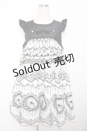 画像: ALICE and the PIRATES / 夢喰いバクの空中散歩ジャンパースカート  オフ白×黒 Y-25-12-08-129-PA-OP-SZ-ZY