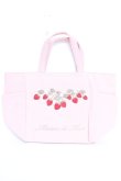 画像1: Maison de FLEUR / いちご刺繍サイドポケットトートバッグ F ピンク Y-25-12-12-081-LO-BG-SZ-ZY (1)