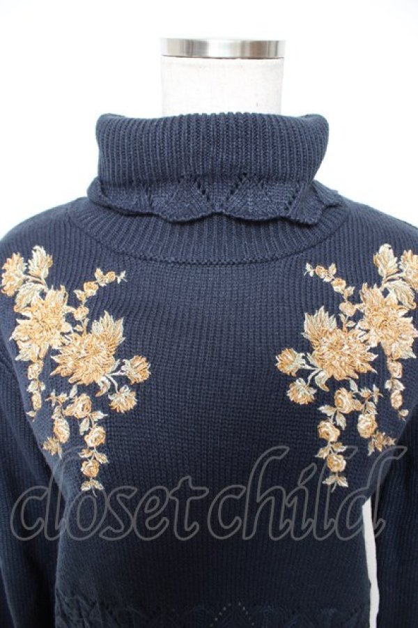画像3: axes femme / フラワー刺繍タートルニット M 紺 Y-25-12-23-033-AX-TO-SZ-ZS (3)