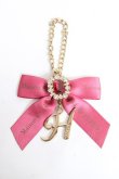 画像1: Maison de FLEUR / イニシャルリボンビジューチャーム  ダークピンク Y-25-12-27-003-LO-ZA-SZ-ZY (1)