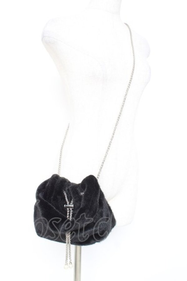 画像1: axes femme / チェーン使いファーバッグ  黒 Y-25-12-27-016-AX-BG-SZ-ZY (1)