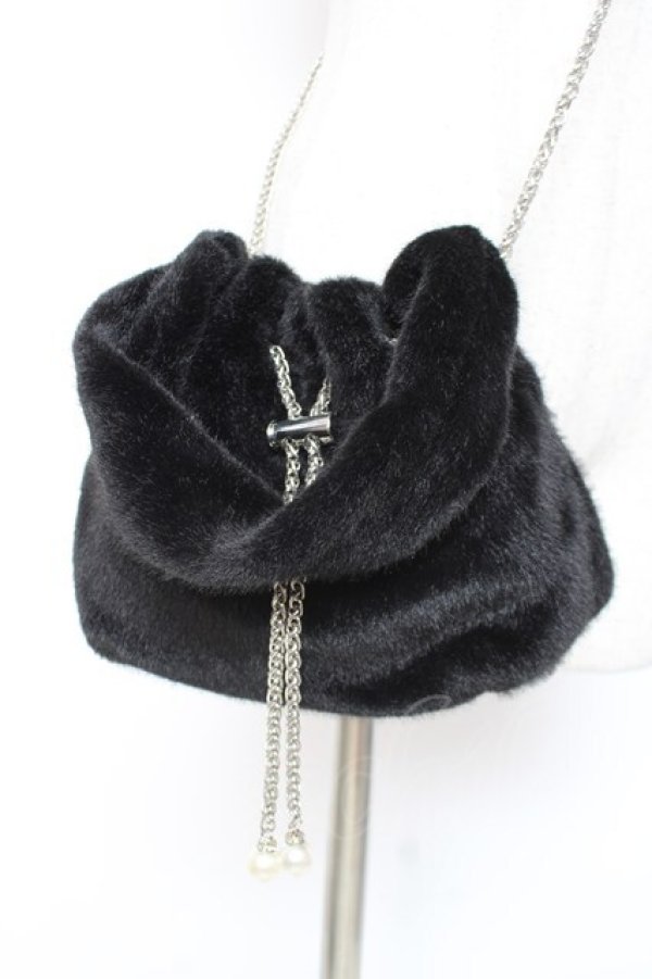 画像2: axes femme / チェーン使いファーバッグ  黒 Y-25-12-27-016-AX-BG-SZ-ZY (2)