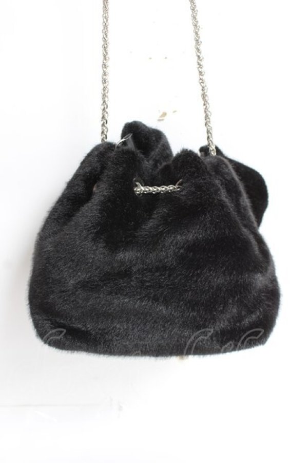 画像3: axes femme / チェーン使いファーバッグ  黒 Y-25-12-27-016-AX-BG-SZ-ZY (3)