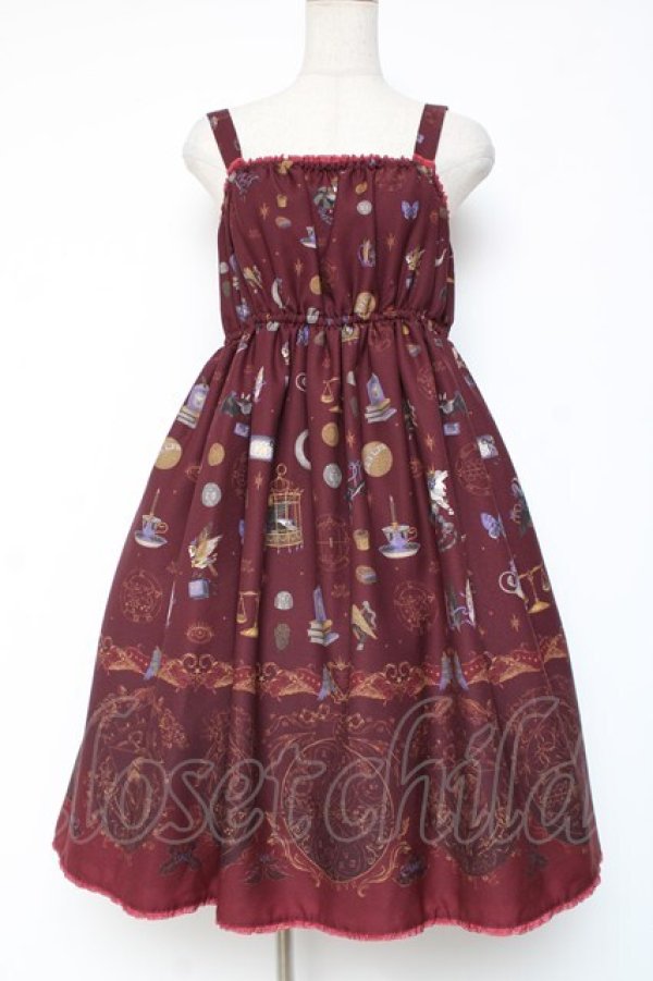 画像1: ALICE and the PIRATES / 魔女と悪魔の西洋菓子店〜ソロモンの小さな鍵と秘密のレシピ〜柄ジャンパースカートII  ワイン Y-26-01-05-102-PA-OP-SZ-ZY (1)