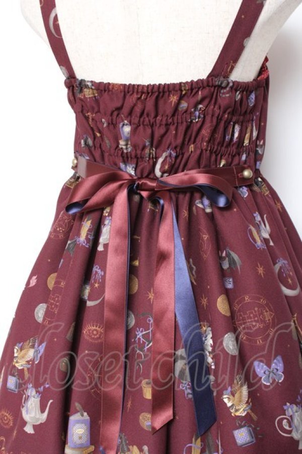 画像4: ALICE and the PIRATES / 魔女と悪魔の西洋菓子店〜ソロモンの小さな鍵と秘密のレシピ〜柄ジャンパースカートII  ワイン Y-26-01-05-102-PA-OP-SZ-ZY (4)
