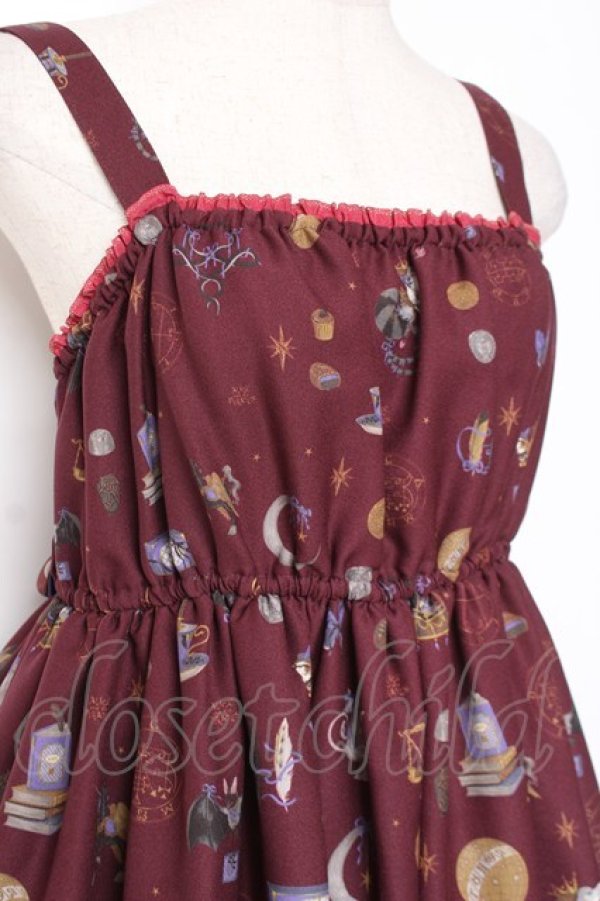 画像5: ALICE and the PIRATES / 魔女と悪魔の西洋菓子店〜ソロモンの小さな鍵と秘密のレシピ〜柄ジャンパースカートII  ワイン Y-26-01-05-102-PA-OP-SZ-ZY (5)