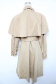 画像2: Fi.n.t / ケープ付きフレアーワンピースコート F ベージュ Y-26-01-16-180-CA-CO-SZ-ZY (2)